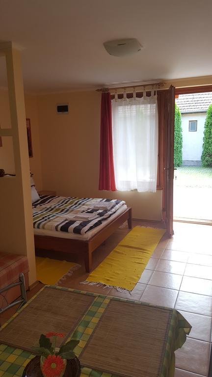 גיולה Okker Apartman חדר תמונה